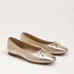 Some Edelman meadow flat
Color gold
Size 6 1/2 M Gold Bow Flats